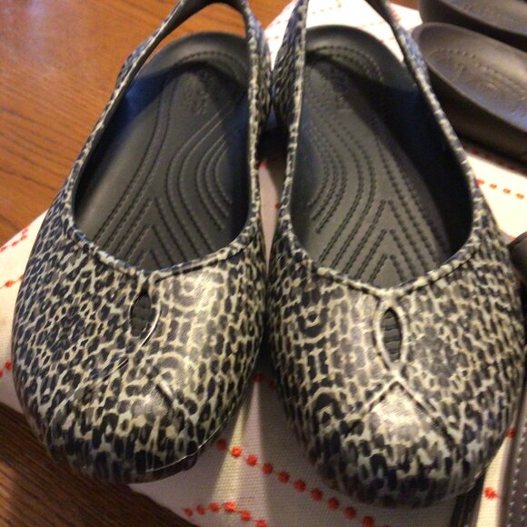 2 Pair of Croc Shoes 1 Size 10 Flipflops 11 Prettyzys Gray Wallet - Picture 2 of 8